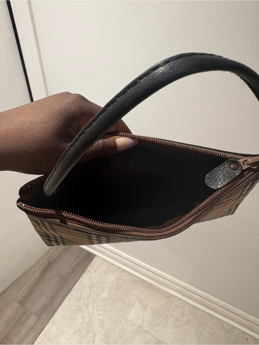 Authentic Check Burberry Vintage Pouch - Picture 5 of 7